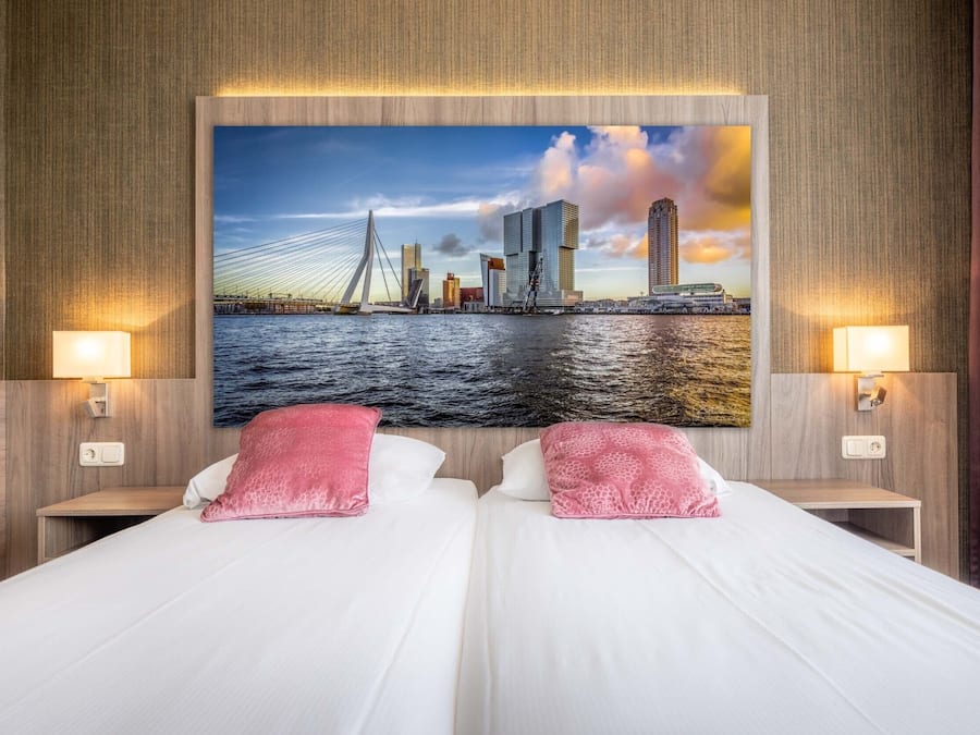 Habitación estándar con 2 camas individuales | Minibar, caja fuerte, escritorio y espacio para trabajar con un portátil