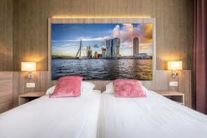 Standard Twin Room | Minibar, in-room safe, desk, laptop workspace - Boutique Hotel Milano Rotterdam-Center (Rotterdam)