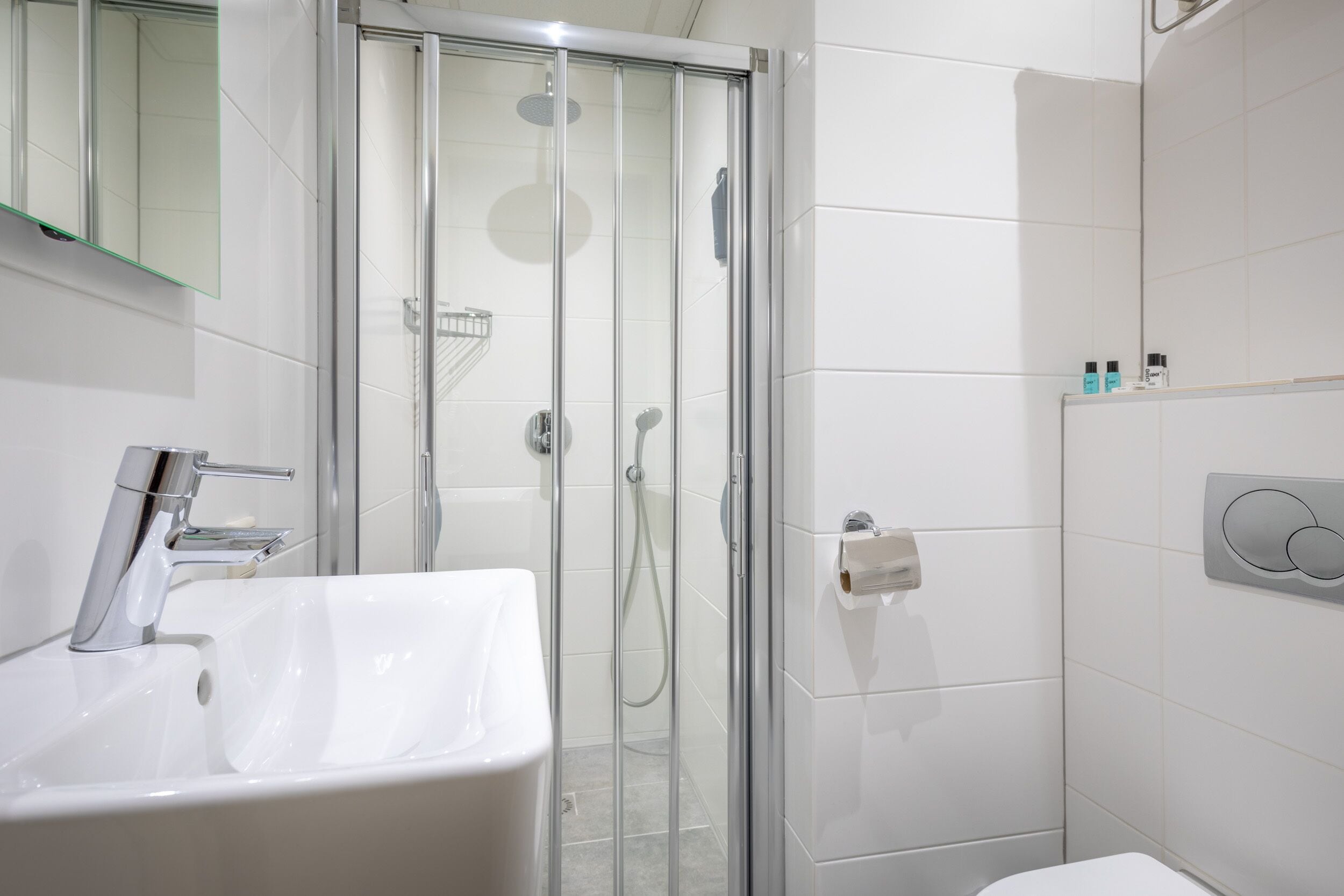 rainfall showerhead, free toiletries, hair dryer, towels