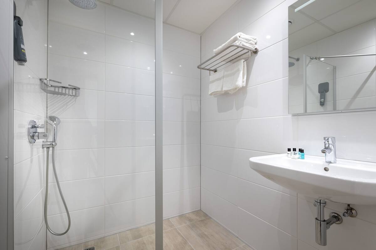 rainfall showerhead, free toiletries, hair dryer, towels