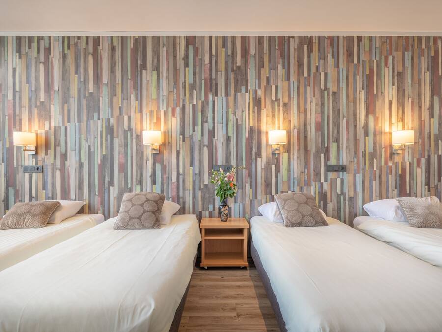 Vierpersoonskamer (only by stairs) | Een minibar, een kluis op de kamer, een bureau, een laptopwerkplek