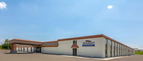 A Baymont by Wyndham hotel with a single-story structure, a covered entrance, and a parking lot.