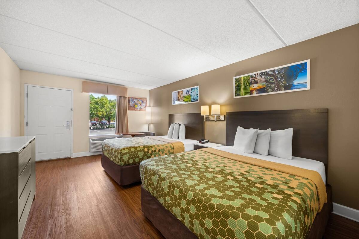 Habitación estándar, 2 camas de matrimonio, no fumadores | Cortinas opacas, tabla de planchar con plancha, camas supletorias