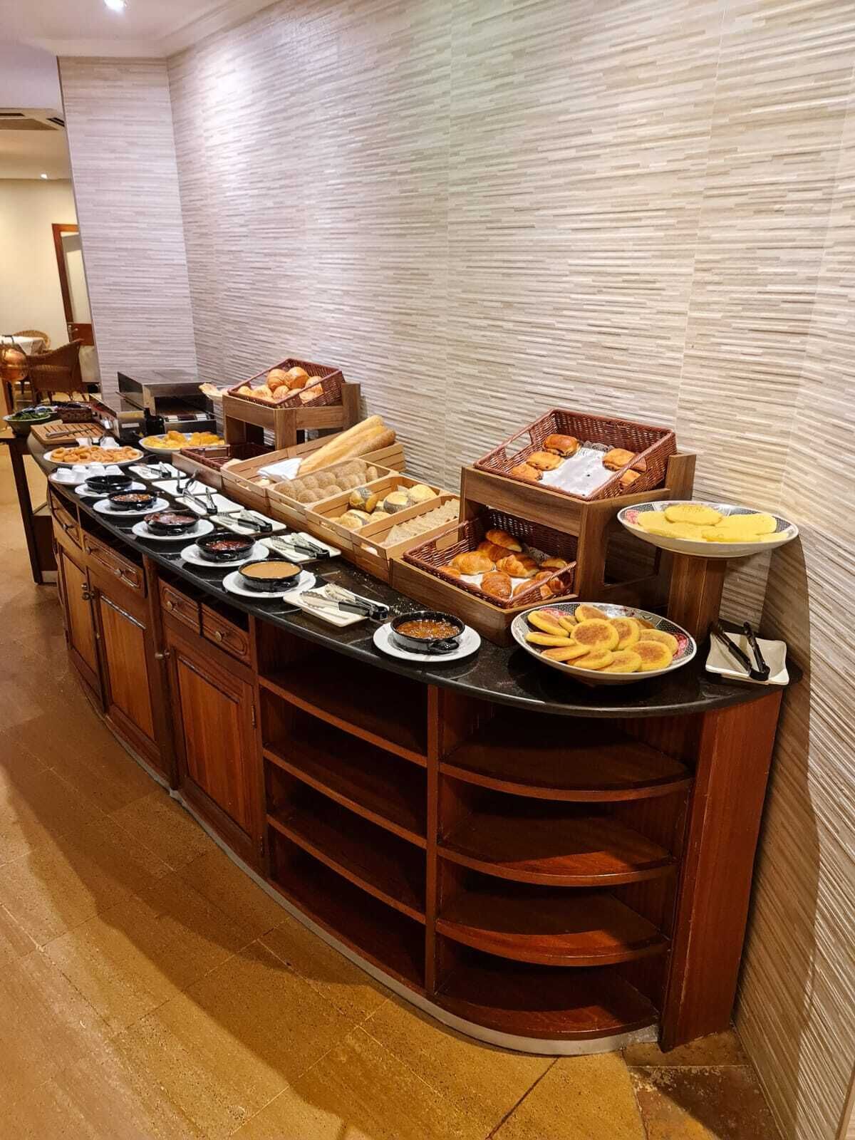 Een buffetopstelling met diverse gerechten en houten manden.