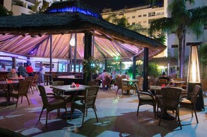 3 restaurants, lunch, dinner served; international cuisine
