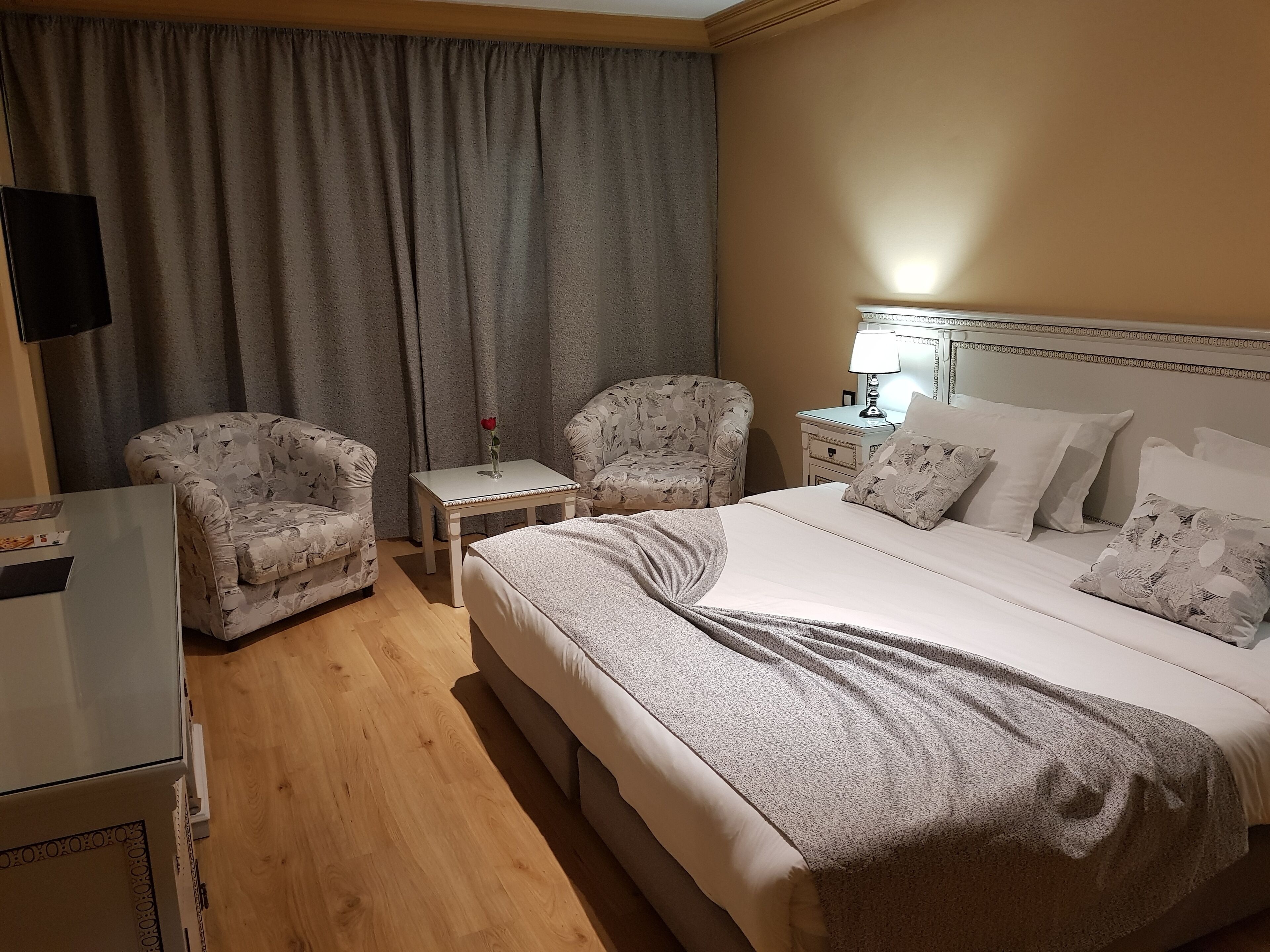 Minibar, coffres-forts dans les chambres, bureau, chambres insonorisées