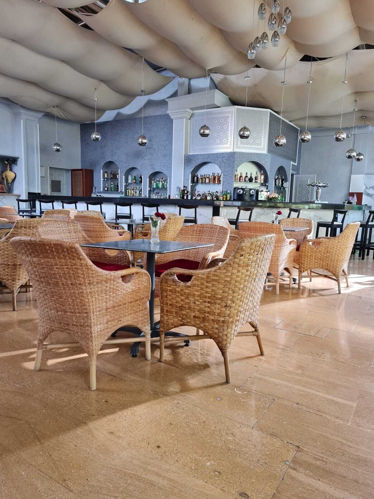 2 bars/lounges, poolside bar