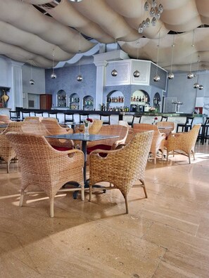 2 bars, bar en bord de piscine