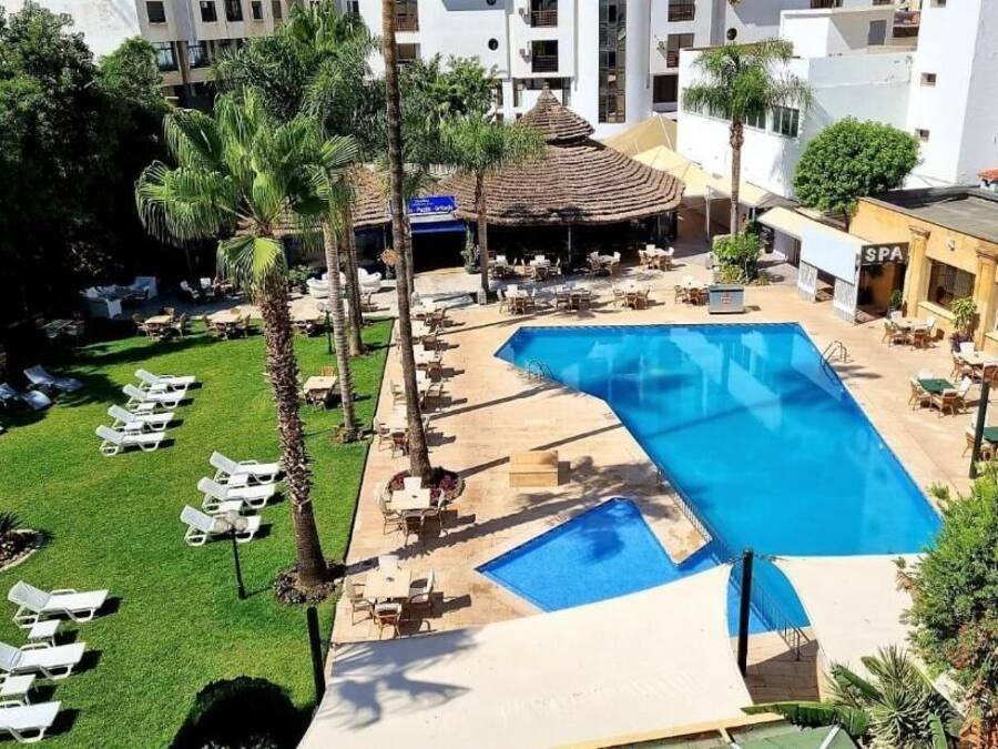 Outdoor pool, pool umbrellas, sun loungers