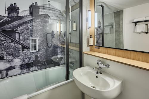 Combined shower/bathtub, eco-friendly toiletries, hair dryer, towels