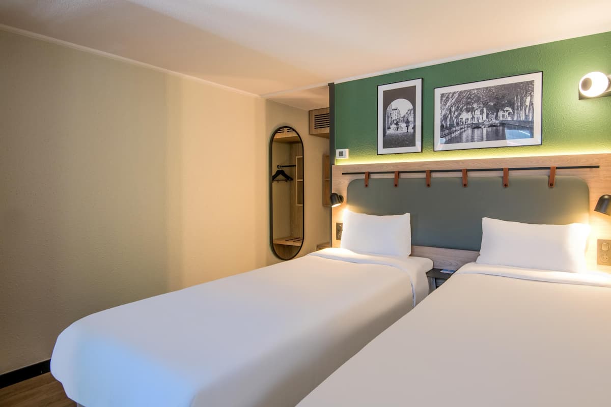 Standard Room, 2 Twin Beds | Premium bedding, individually decorated, desk, blackout drapes