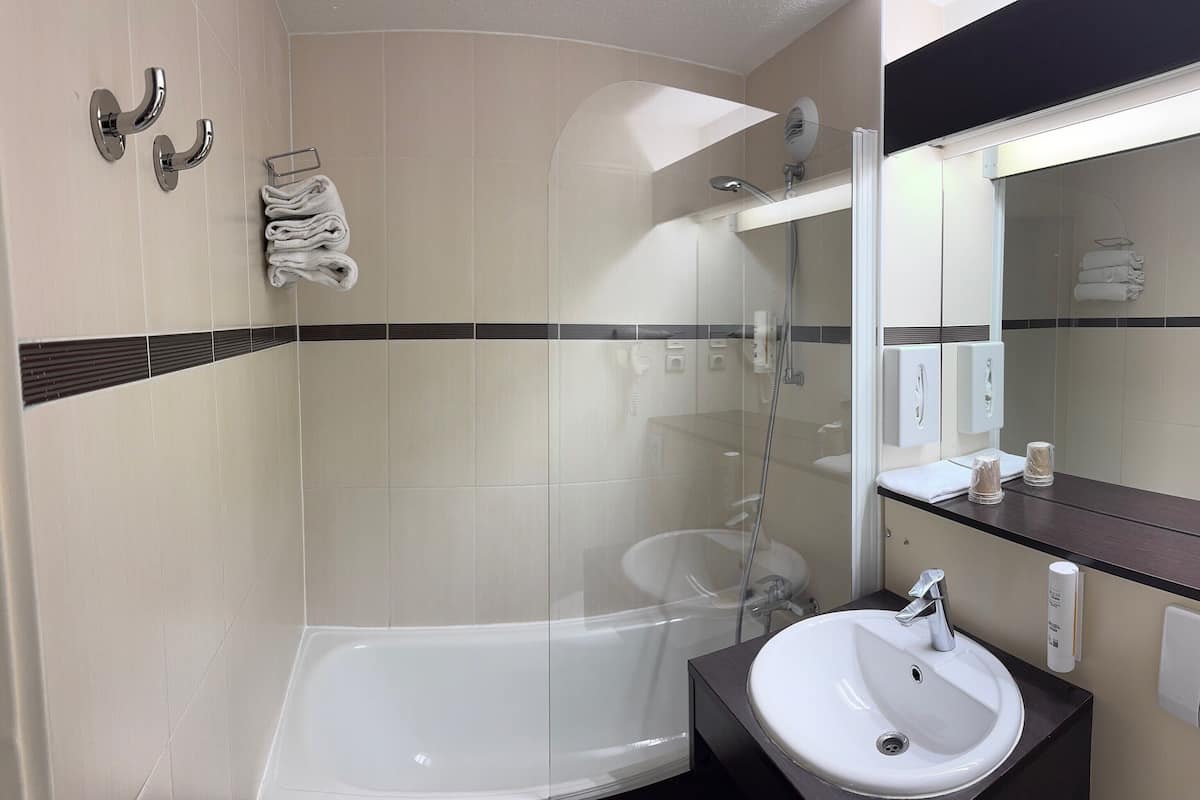 Huone, 1 yhden hengen sänky, tupakointi kielletty | Kylpyhuone | Kylpyamme, syvä kylpyamme, ympäristöystävälliset hygieniatuotteet