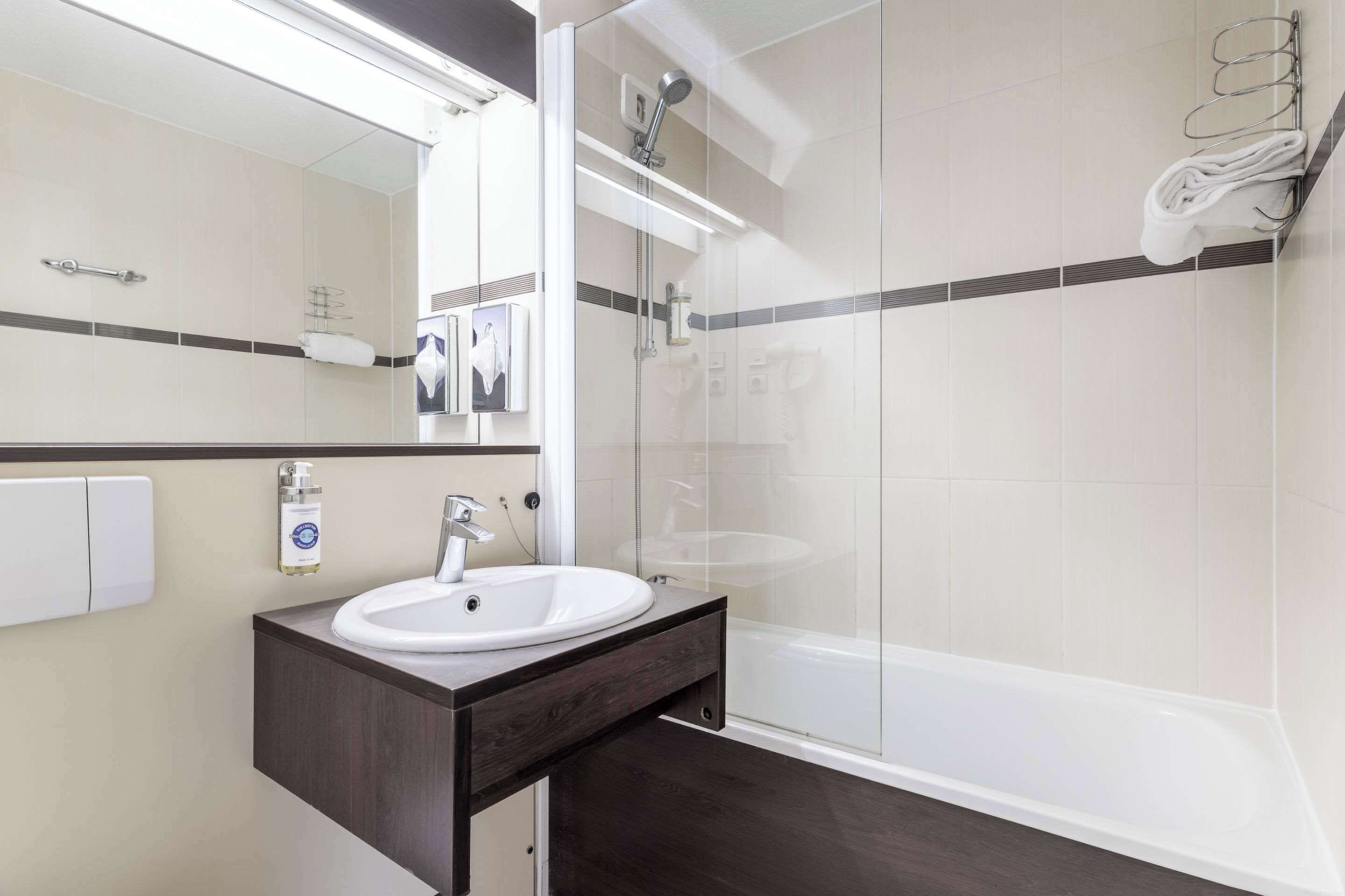 Escritorio, wifi gratis y ropa de cama 