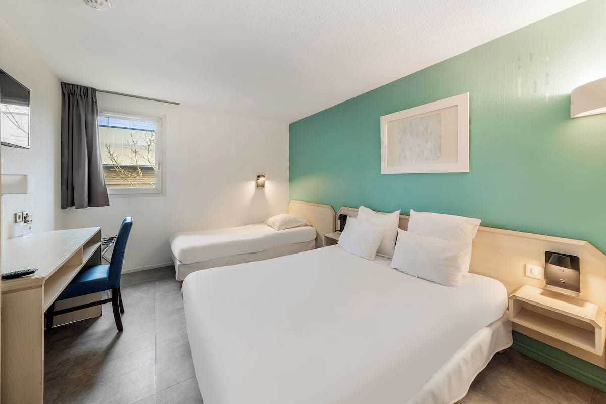 Triple Room, 1 double bed and 1 twin bed | Desk, free WiFi, bed sheets