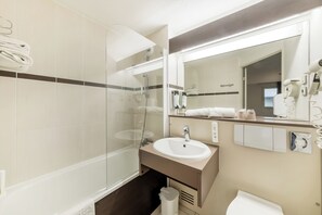 Phòng 3 Tiêu chuẩn, nhiều giường, không hút thuốc | Phòng tắm | Bồn tắm, bồn tắm ngâm, đồ dùng nhà tắm thân thiện với môi trường 