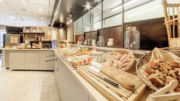 Daily continental breakfast (EUR 11.90 per person)