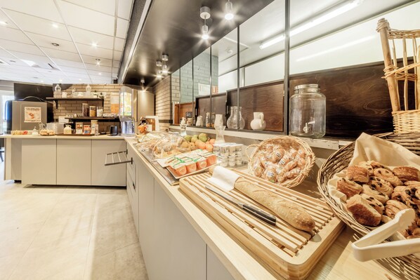 Dagelijks continentaal ontbijt (EUR 11.90 per persoon)