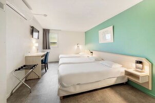 Escritorio, wifi gratis y ropa de cama 