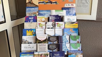 A display of travel brochures and guides for various attractions and activities in the Loire region, including castles, museums, and outdoor experiences.