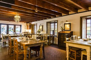 2 restaurants, breakfast served