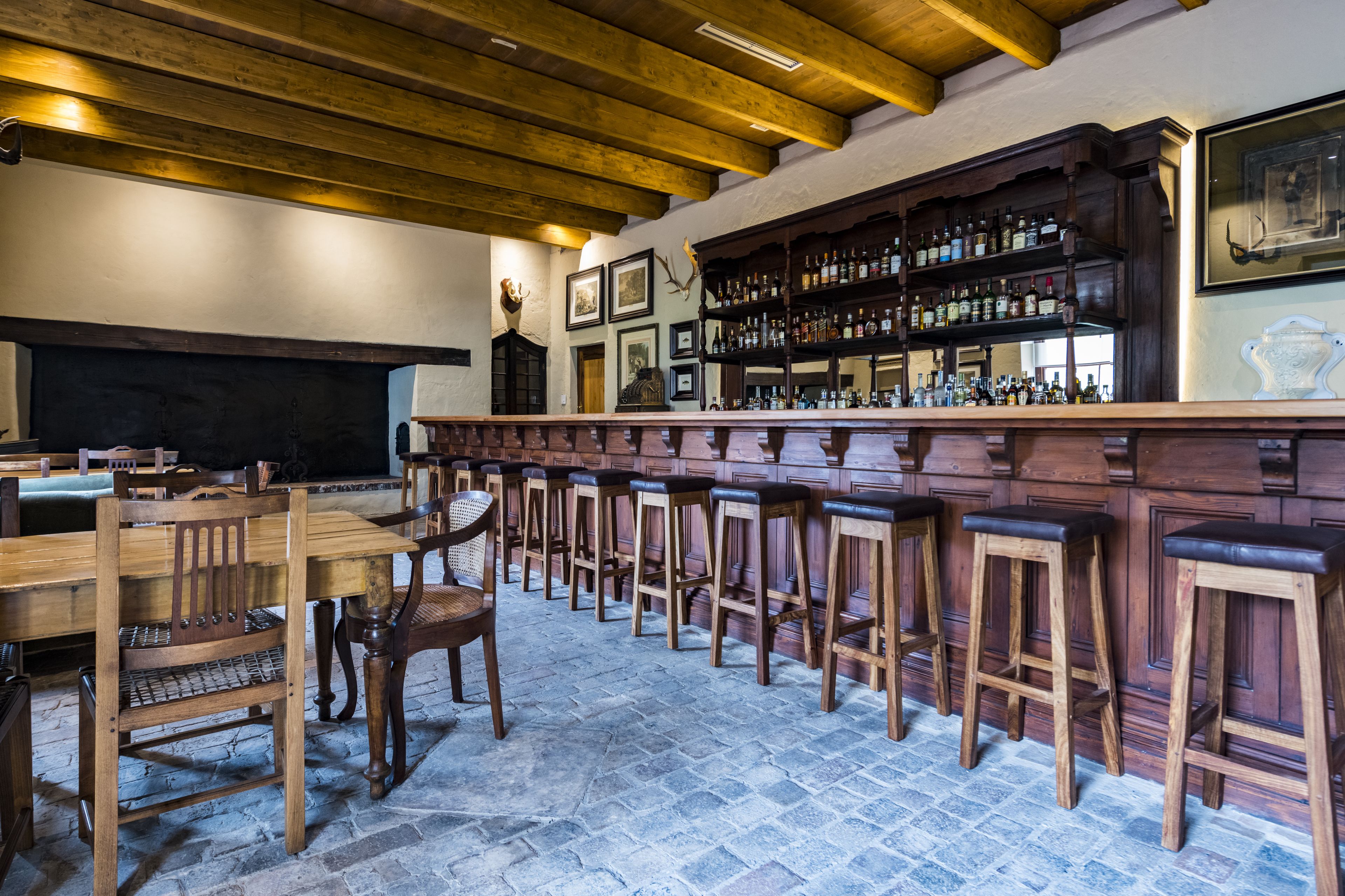 2 restaurants, breakfast served