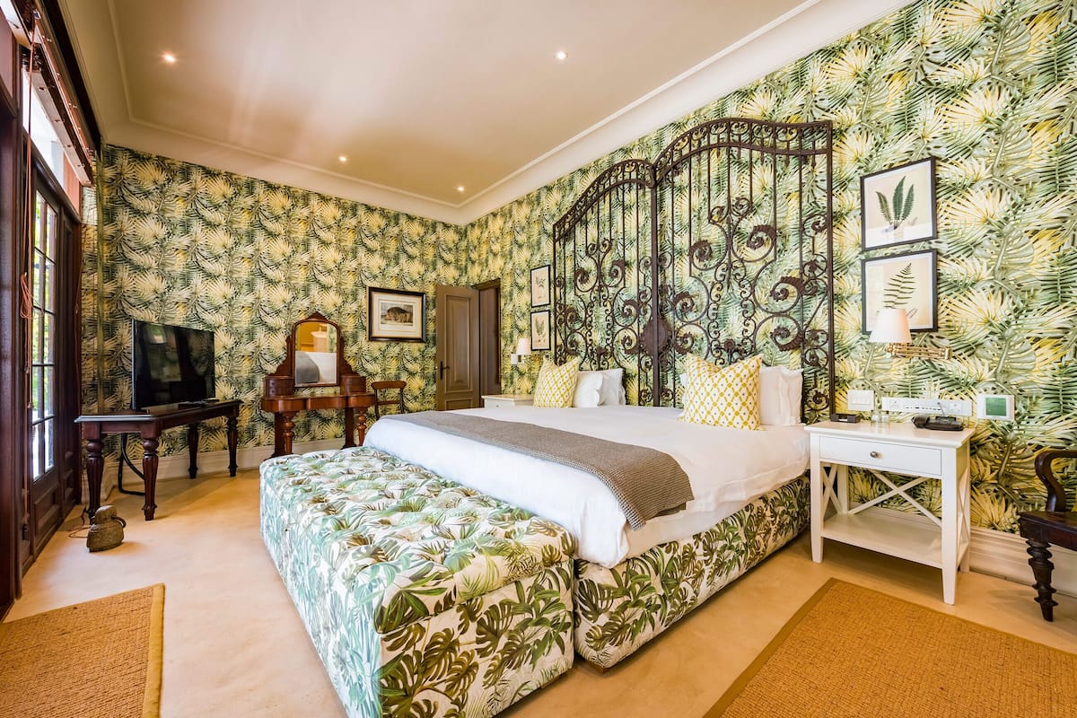 Executive Suite, 1 Queen Bed | Hypo-allergenic bedding, minibar, in-room safe, desk