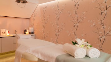 Couples treatment room(s), sauna, hot tub, steam room, body treatments