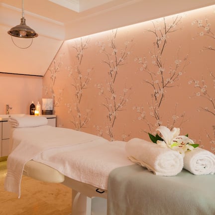 Couples treatment rooms, sauna, hot tub, steam room, body treatments