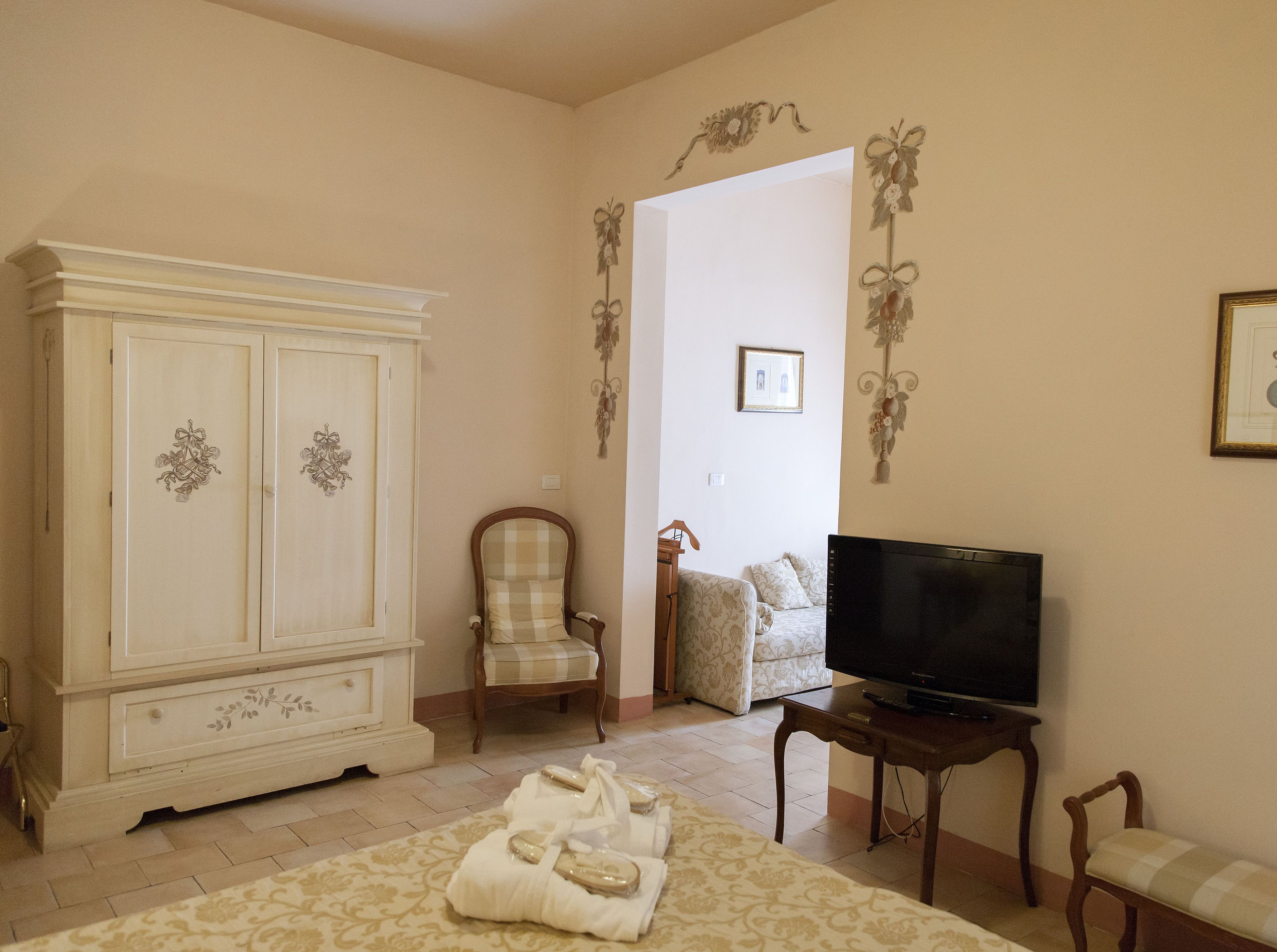 junior suite | down duvets, minibar, in-room safe, individually furnished