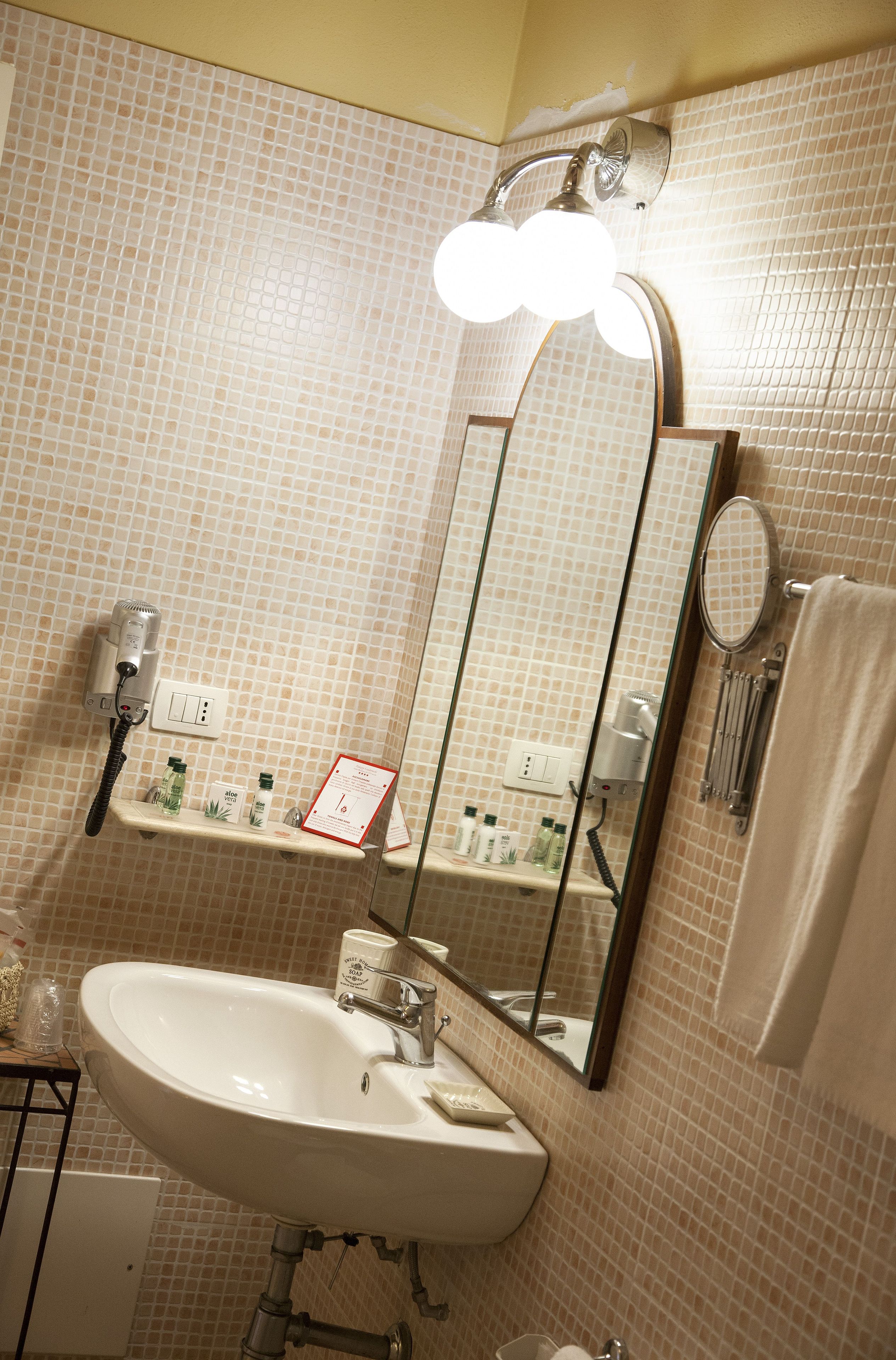 deluxe double room | bathroom | free toiletries, hair dryer, slippers, bidet