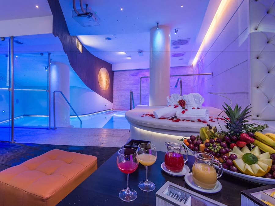 Sauna, hot tub, steam room, deep-tissue massages, sports massages