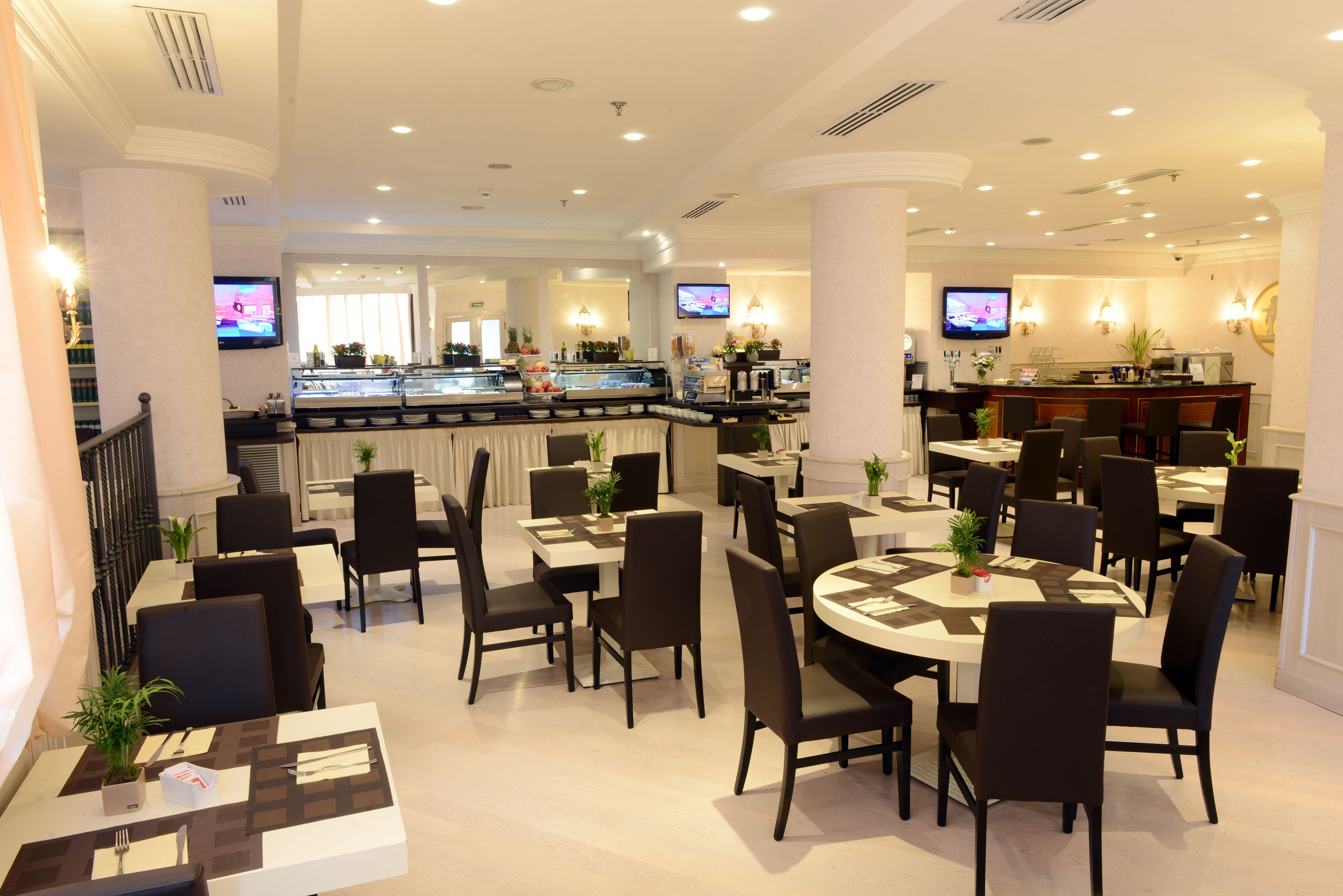 Daily full breakfast (EUR 12 per person)