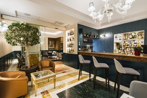 Un'area bar con posti a sedere, un albero grande e scaffali pieni di bottiglie.