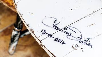 Una superficie de madera blanca con una fecha y una firma.