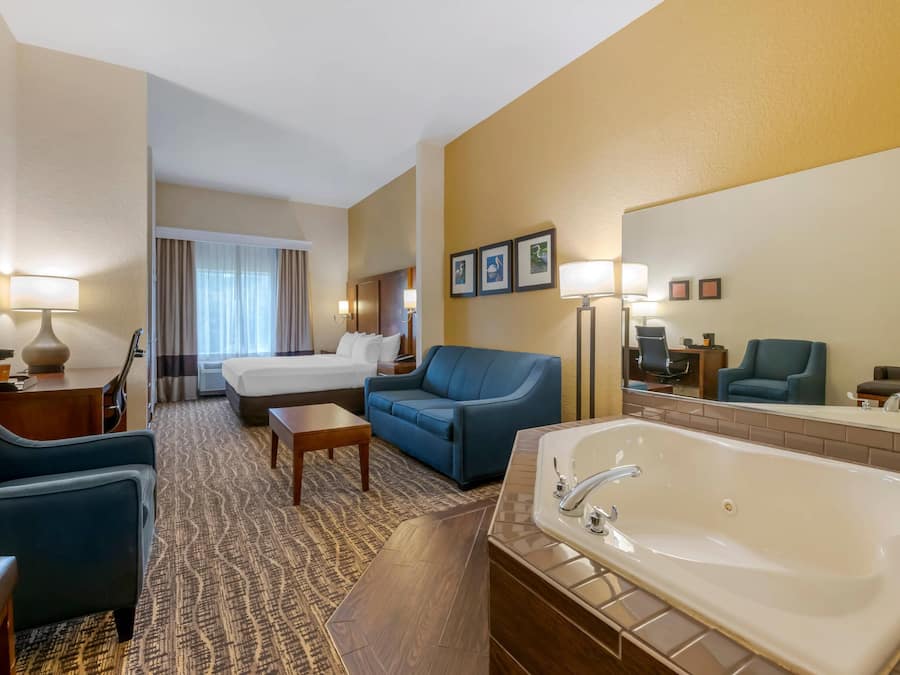 Suite, 1 letto king con divano letto, non fumatori, idromassaggio | 1 camera, biancheria da letto di alta qualità, materassi a doppio strato