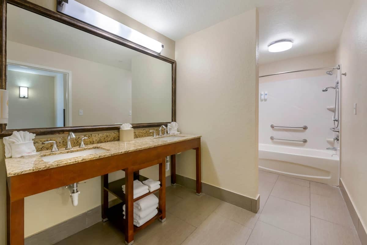 Suite exécutive, 1 trÚs grand lit et 1 canapé-lit, non-fumeur | 1 chambre, literie de qualité, lit avec matelas à plateau-coussin