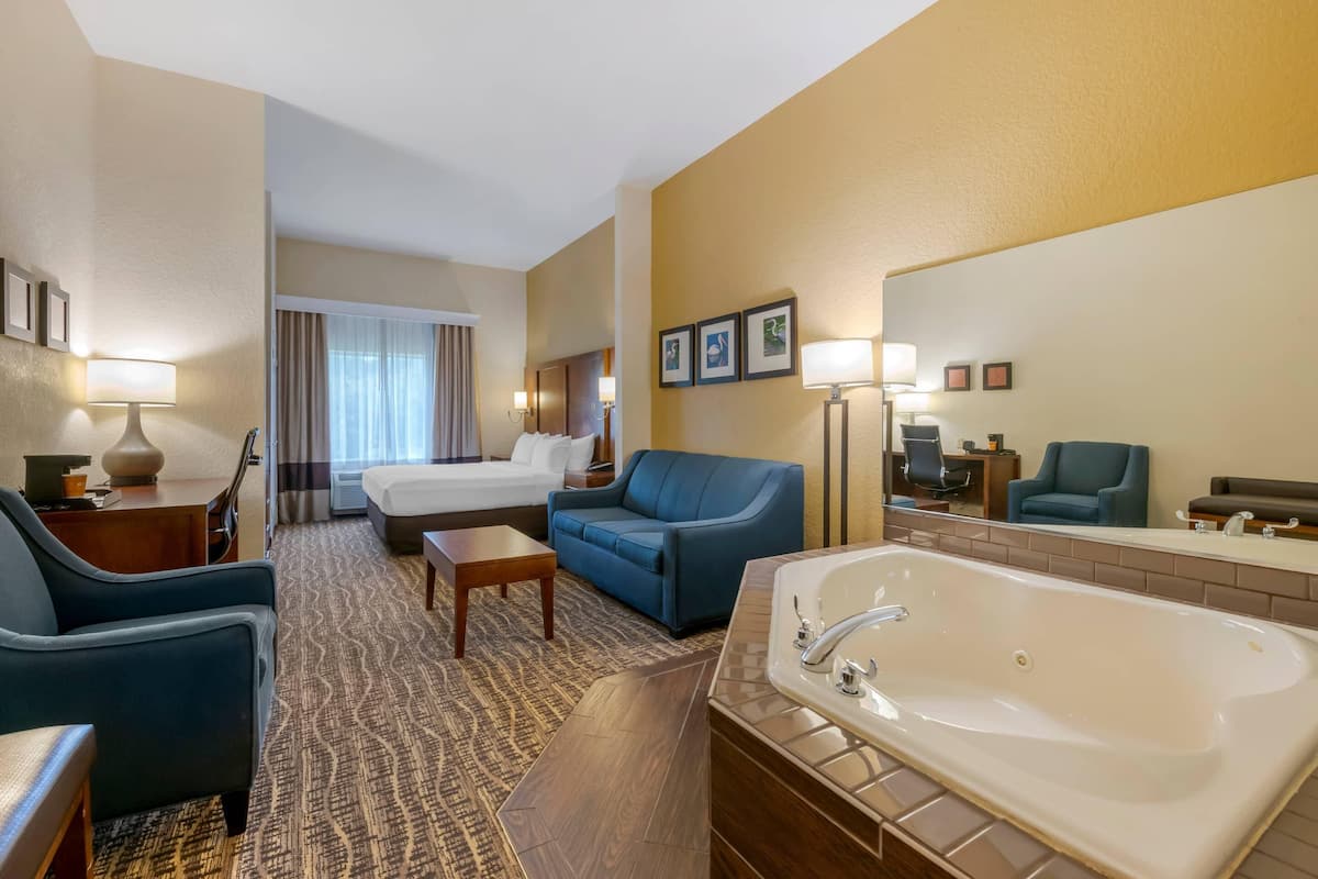Suite, 1 King Bed with Sofa bed, Non Smoking, Hot Tub | 1 bedroom, premium bedding, pillowtop beds, desk