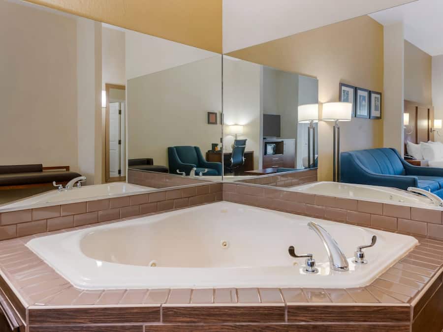 Suite, 1 King Bed with Sofa bed, Non Smoking, Hot Tub | 1 bedroom, premium bedding, pillowtop beds, desk