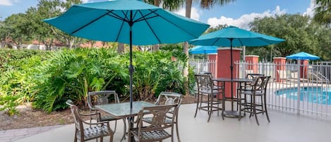 室外游泳池,池畔遮阳伞,日光浴躺椅