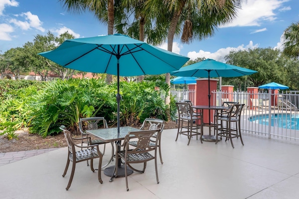 Outdoor pool, pool umbrellas, sun loungers