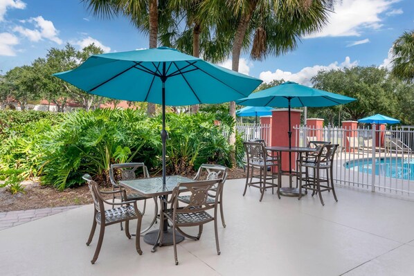 Piscine extérieure, parasols de plage, chaises longues