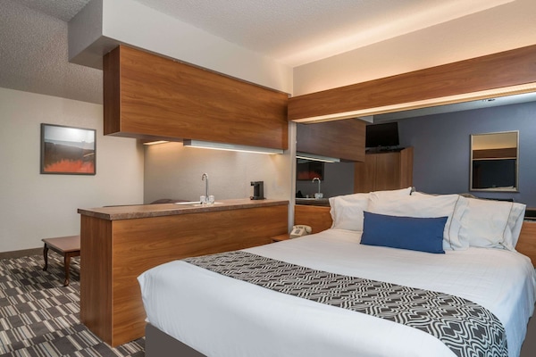 Studio-suite - 1 queensize-seng - ikke-ryger | Pengeskab på værelset, skrivebord, mørklægningsgardiner