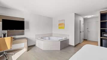 Quarto, 1 cama King, acessível, para não fumantes | Cofres nos quartos, escrivaninha, cortinas blackout
