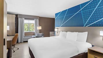 Standaard kamer, 1 kingsize bed, niet-roken, bubbelbad | Een kluis op de kamer, een bureau, verduisterende gordijnen