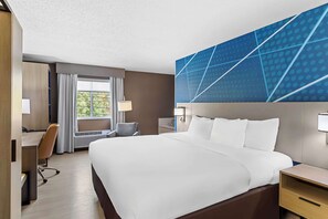 Rom – standard, 1 kingsize-seng, ikke-røyk, spabadekar | Safe på rommet, skrivebord, blendingsgardiner og strykejern/-brett