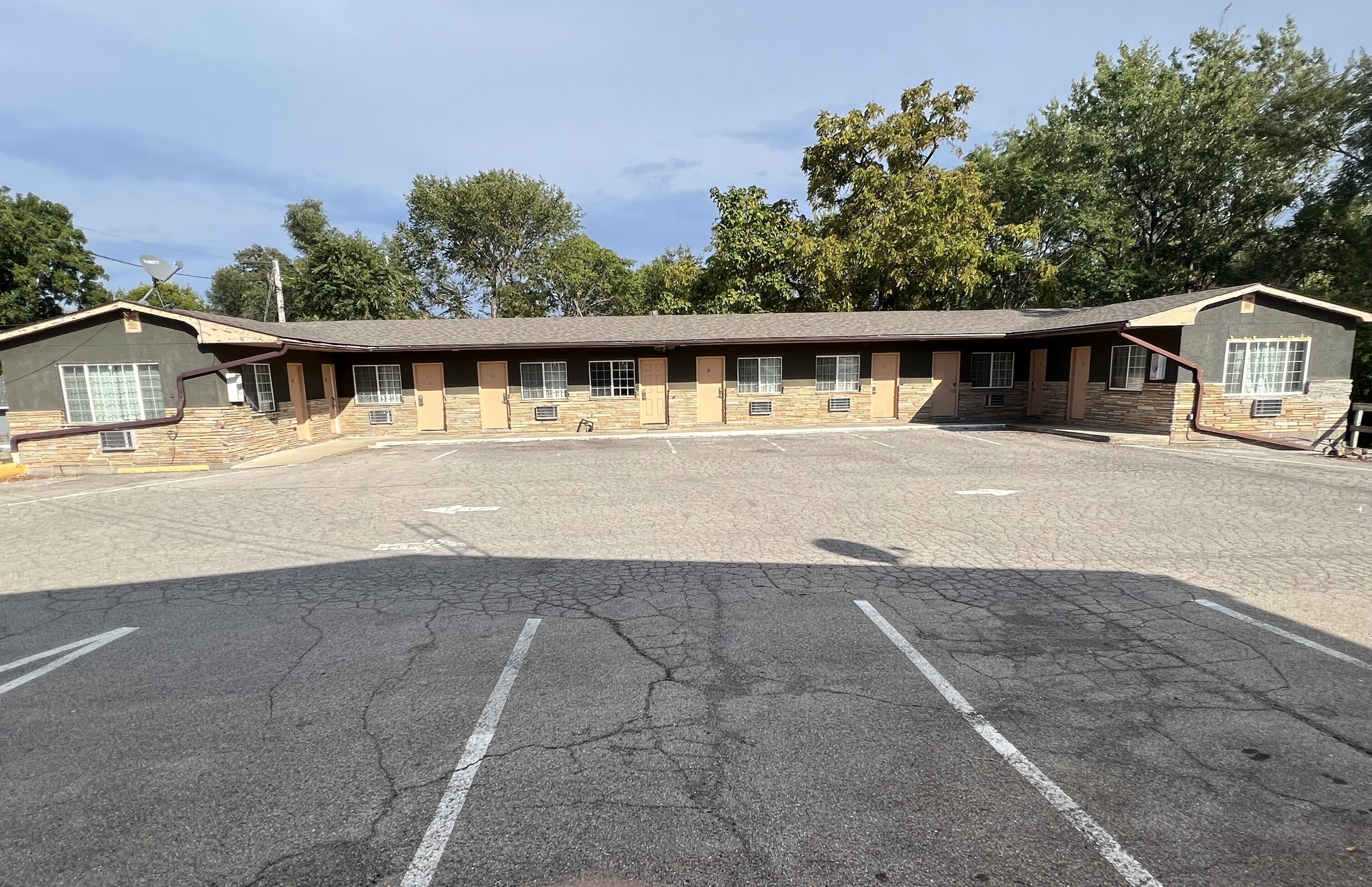 Un motel avec un couloir central et des chambres individuelles de part et d’autre.