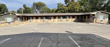 Un motel avec un couloir central et des chambres individuelles de part et d’autre.