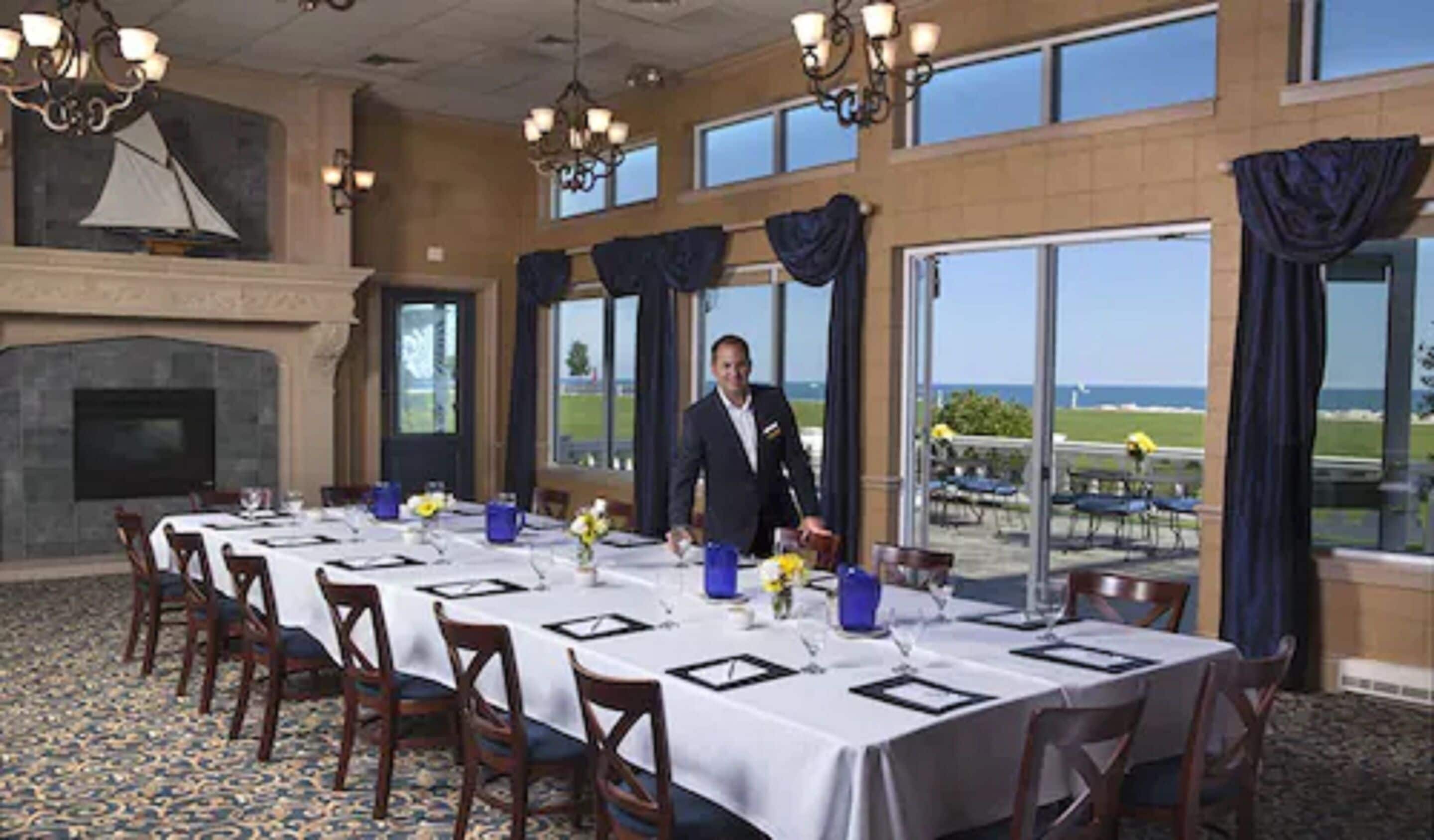 breakfast, dinner, brunch served; regional cuisine, beach views