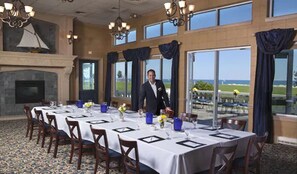 Se sirven desayunos, cenas y cocina regional con vista a la playa