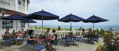 Petit-déjeuner, dîner et brunch servis sur place, vue sur la plage